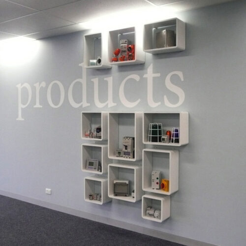 DISPLAY CUBES WITH WALL SUPPORTS